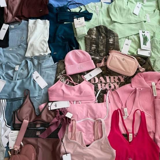 pallets de ropa Alo Yoga en liquidación en México